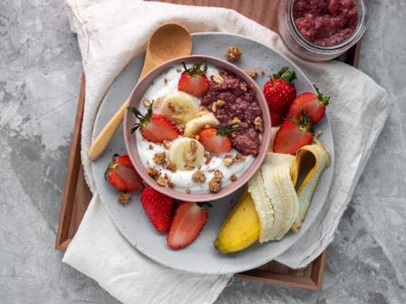 Creamy Yogurt Oatmeal Bowl with Fresh Fruits